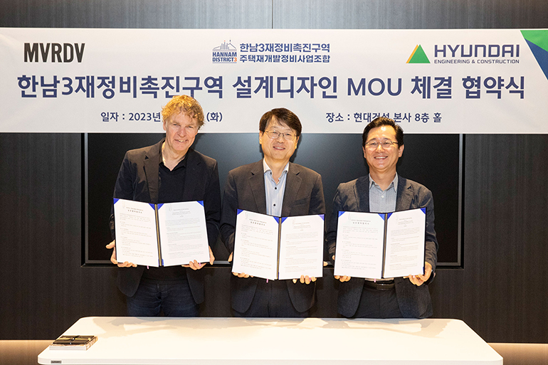 현대건설-MVRDV MOU 체결식 사진. (왼쪽부터) MVRDV 위니 마스 대표, 한남3재개발조합 조합장, 현대건설 건축주택설계실장 이인기 상무가 「한남3재정비촉진구역 설계디자인」 업무협약을 체결하고 있다